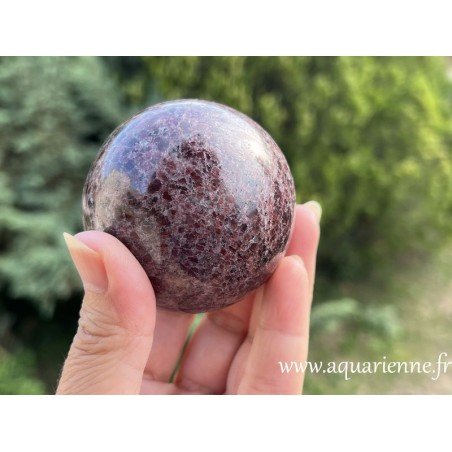 Grenatite de Madagascar, sphère ø 64 mm. Pierre assez rare composée de micro-grenats sur matrice de quartz.