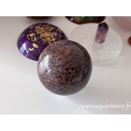 Sphère grenatite de Madagascar ø 64 mm, apporte une énergie revitalisante. Pour déco, lithothérapie, méditation, massage