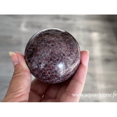 Belle boule de grenatite de Madagascar, polie main. Pierre assez rare, pièce unique que vous pouvez acheter dès maintenant.