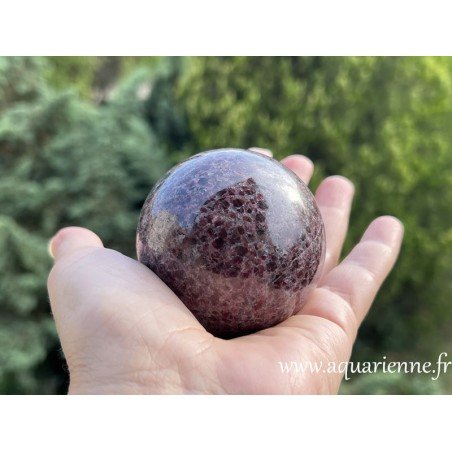 Jolie sphère de grenatite de Madagascar, enrichissez votre collection d'une roche assez rare, effet positif sur la vitalité.
