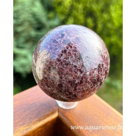 Grenatite de Madagascar, sphère ø 64 mm. Pierre assez rare composée de micro-grenats sur matrice de quartz.