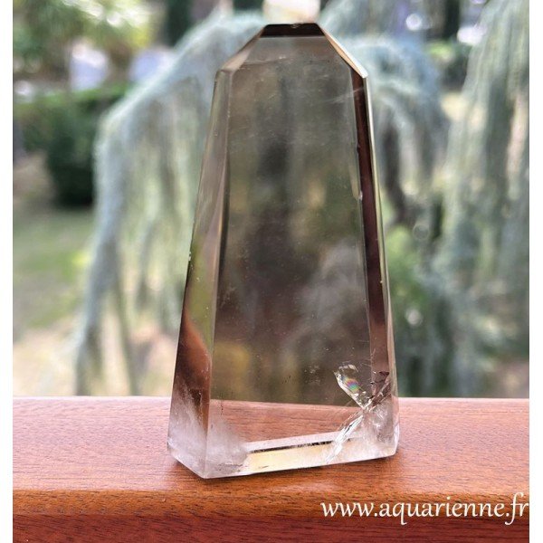 Pointe en quartz fumé de 10 cm, alliant élégance et énergie de protection. Pièce unique, découvrez-la maintenant