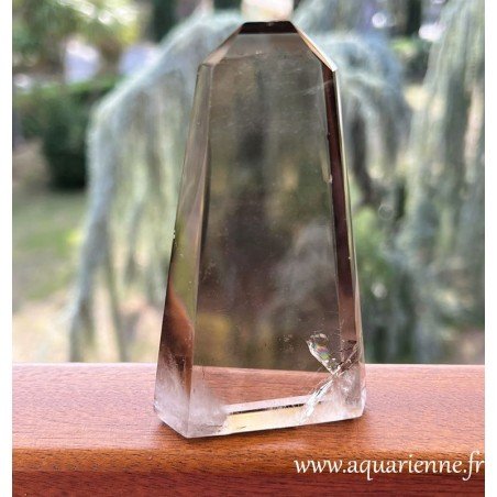 Pointe en quartz fumé de 10 cm, alliant élégance et énergie de protection. Pièce unique, découvrez-la maintenant