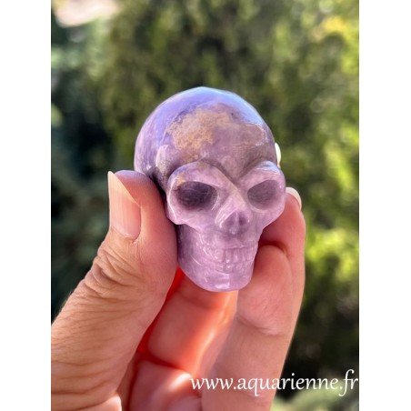 Harmonisez vos chakras et protégez-vous des énergies négatives avec ce crâne en lépidolite d'une grande qualité.