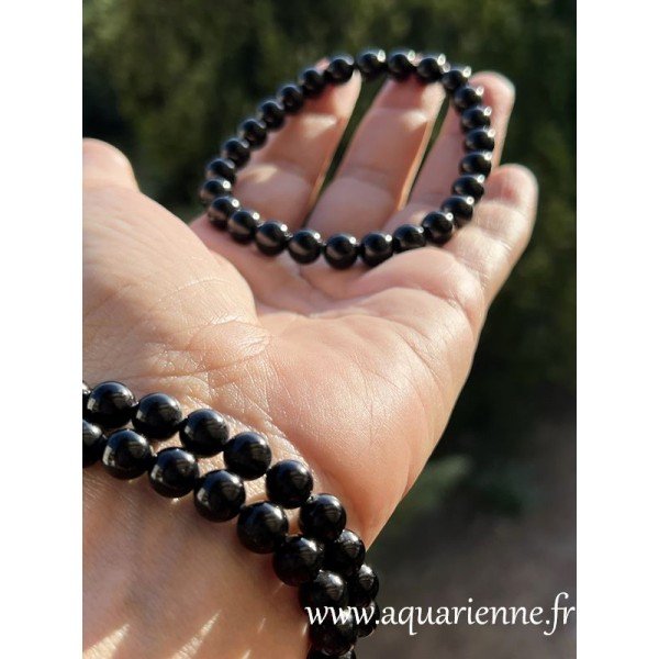 Perles boules 8 mm Tourmaline noire qualité A, pour ce bracelet élastiqué. Ancrage, protection énergétique et électromagnétique
