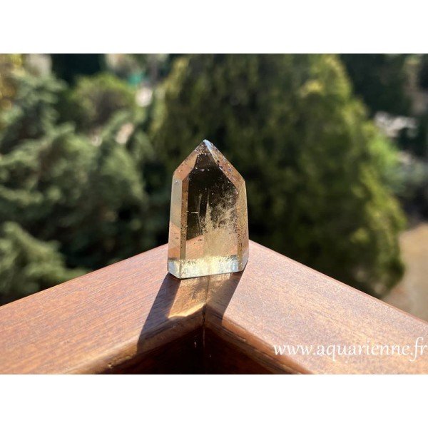 Pointe de citrine naturelle de Madagascar avec inclusions d'hématite. Pierre solaire : Joie, prospérité, estime de soi.