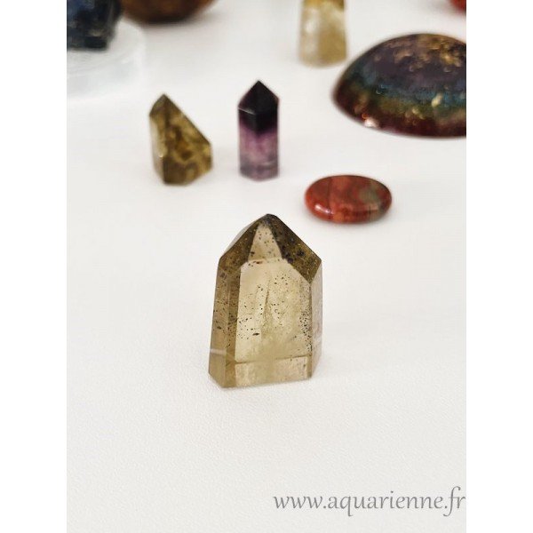 Pointe quartz Citrine avec inclusions d'Hématite. Pierre solaire qui rayonne la joie et attire le succès. Pièce unique.