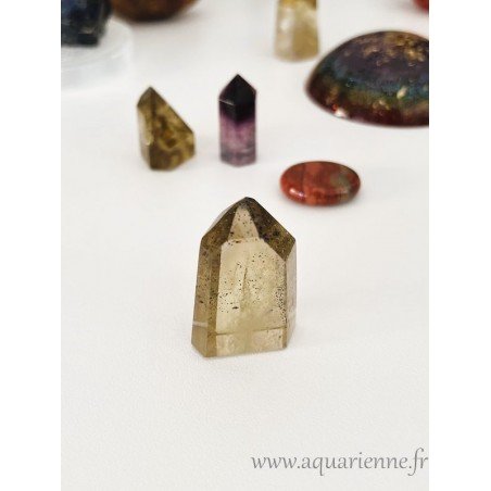 Pointe quartz Citrine avec inclusions d'Hématite. Pierre solaire qui rayonne la joie et attire le succès. Pièce unique.