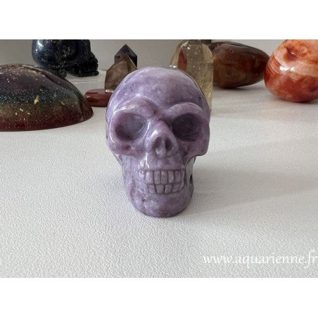 Beauté minérale pour votre bien-être : Adoptez ce crâne en Lépidolite apaisante. Pièce unique.