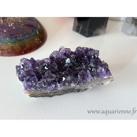 Découvrez cette druse d'Améthyste d'Urugay de 7,6 cm, parfaite pour votre espace sacré ou votre collection de cristaux.