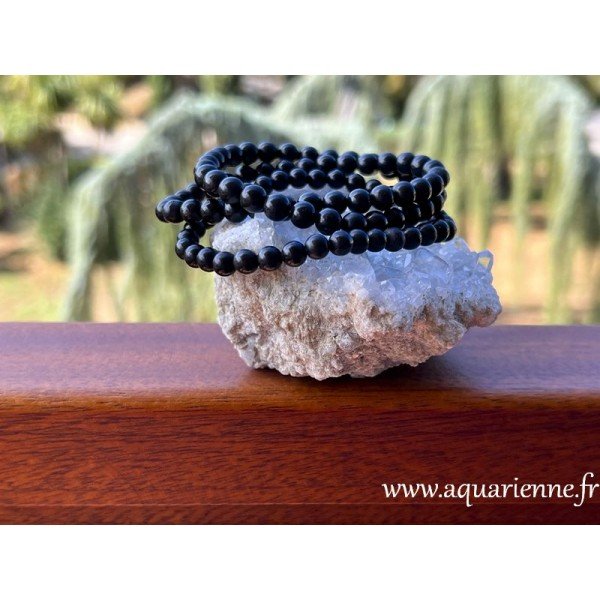 Bracelet en Shungite qualité A, élastiqué pour s'adapter parfaitement à votre poignet. Protection, ancrage, vitalité.