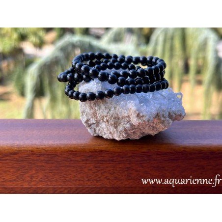 Bracelet en Shungite qualité A, élastiqué pour s'adapter parfaitement à votre poignet. Protection, ancrage, vitalité.
