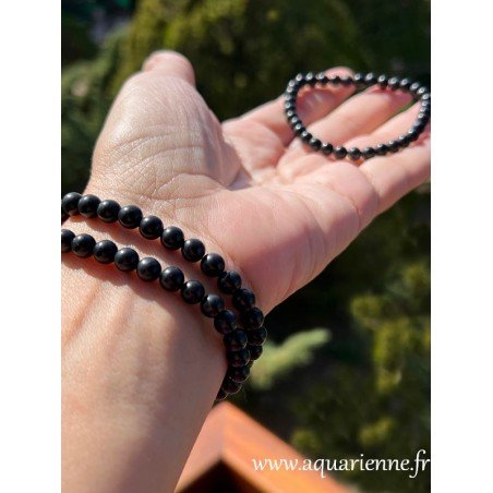 Découvrez les bienfaits de la Shungite avec cet élégant bracelet de perles noires. Protection discrète, ancrage, énergie de vie.