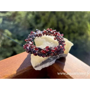 Bracelet en chips de Grenat, pierre naturelle très énergisante. Bijou création artisanat Inde.