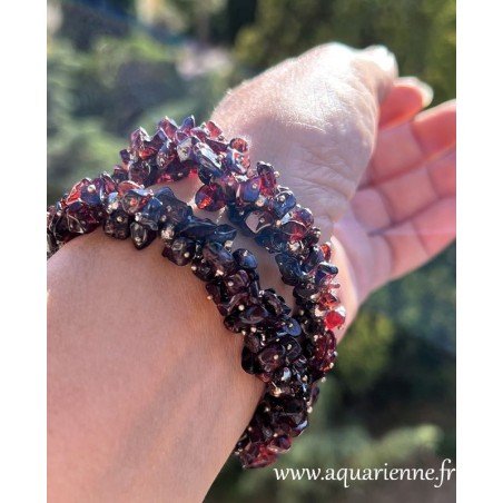 Chips de Grenat et perles en métal argenté, bracelet élastiqué pour s'ajuster à votre poignet. Bijou artisanat Inde.