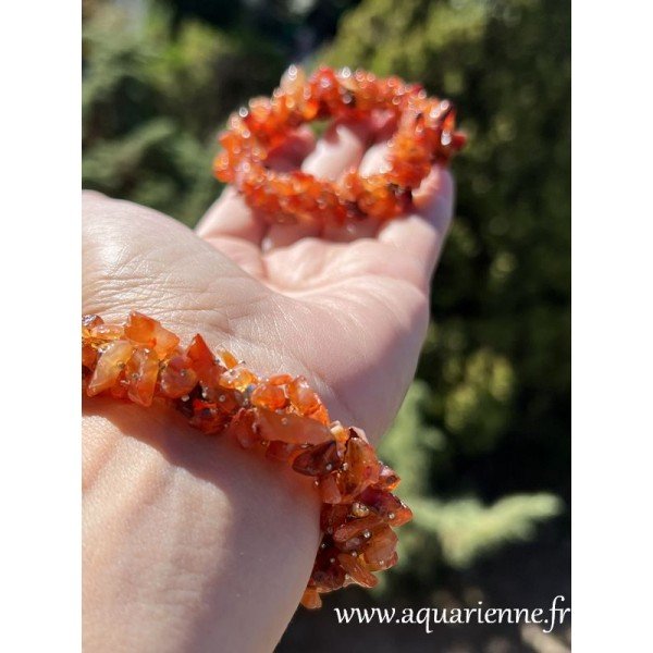 Bracelet ethnique Inde pour femmes en éclats polis de Cornaline, pierre orange pour se rouvrir à la joie de vivre.