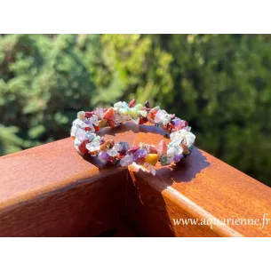 Bracelet composé de chips multi pierres naturelles pour harmoniser tous les chakras. Bijou femme lumineux et joyeux.