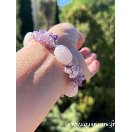 Un peu de douceur à votre poignet avec ce bracelet en pierres roulées de quartz rose et chips d'améthyste. Artisanat Inde.