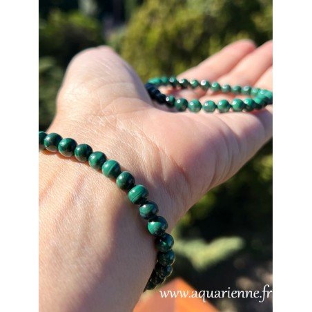 Bracelet en Malachite porté au poignet.Harmonie quotidienne : La Malachite vous accompagne...