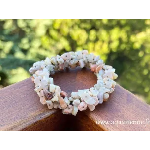 L'Inde enchante vos poignets avec ce bracelet en grappes de chips de pierre de lune et de pierre de soleil.