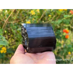 Photo de face du bloc de Tourmaline noire brut - Tourmaline noire de Madagascar : Puissante protection énergétique.