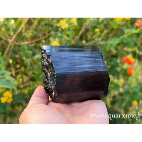 Photo de face du bloc de Tourmaline noire brut - Tourmaline noire de Madagascar : Puissante protection énergétique.