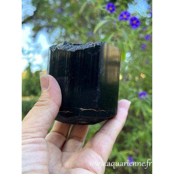 Tourmaline noire de Madagascar, poids 1 kg : Un ajout essentiel pour votre bien-être et votre protection énergétique.