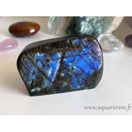 La labradorite peut décorer et protéger lumineusement votre lieu de vie ou espace professionnel. Pièce unique, à poser de 608g