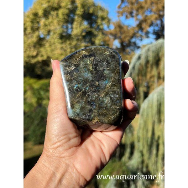 verso de cette Labradorite, montrant sa texture et ses détails uniques en plein soleil. Protection psychique.