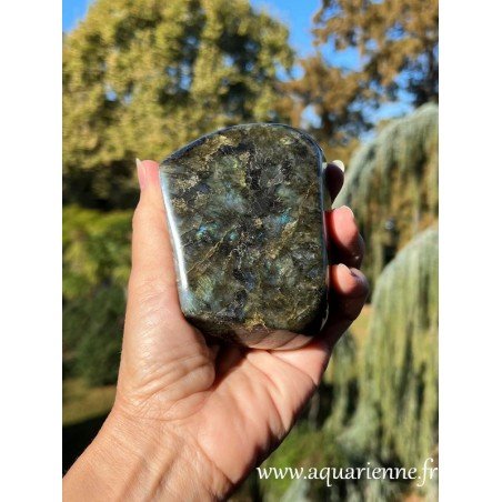 verso de cette Labradorite, montrant sa texture et ses détails uniques en plein soleil. Protection psychique.