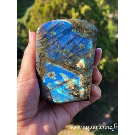Fascinantes labradorescences sur l'une de ses faces, pour cette forme libre à poser de Labradorite de Madagascar.