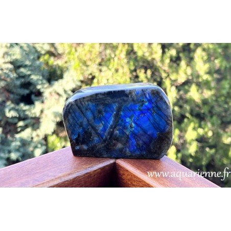 Labradorite de Madagascar, forme libre à poser avec superbes reflets bleus. Dissout les pollutions mentales, protège