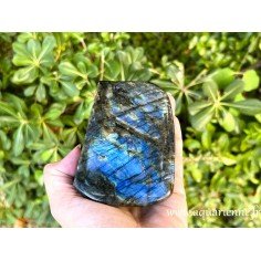 Forme libre à poser de Labradorite de Madagascar à beaux reflets -608g. Protection psychique, magie intérieure.