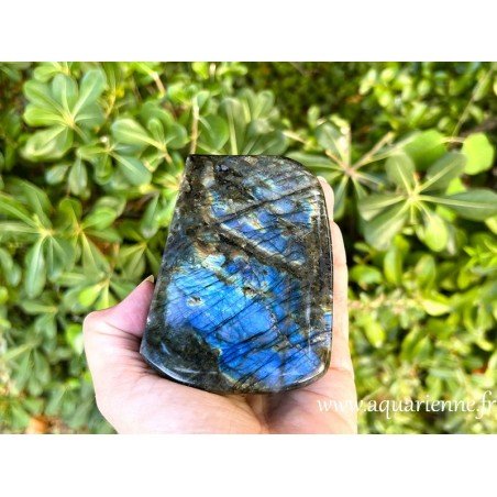 Forme libre à poser de Labradorite de Madagascar à beaux reflets -608g. Protection psychique, magie intérieure.