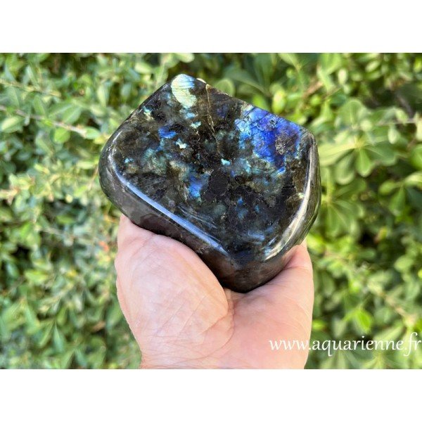 Labradorite forme libre à poser 608g. Photo verso de cette pièce unique. Protection énergétique habitat et utilisateur.