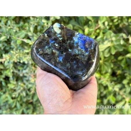 Labradorite forme libre à poser 608g. Photo verso de cette pièce unique. Protection énergétique habitat et utilisateur.