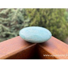 Découvrez ce galet en Amazonite de Madagascar de 7 cm et ses propriétés apaisantes. Pièce unique.