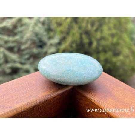Découvrez ce galet en Amazonite de Madagascar de 7 cm et ses propriétés apaisantes. Pièce unique.