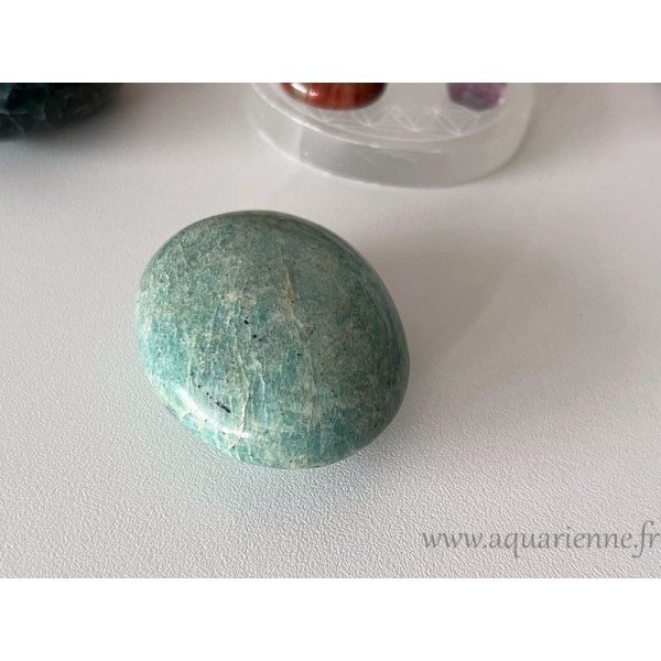 L'Amazonite de Madagascar, pierre verte veinée de blanc apporte une énergie apaisante dans votre espace de vie.