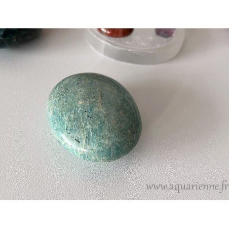 L'Amazonite de Madagascar, pierre verte veinée de blanc apporte une énergie apaisante dans votre espace de vie.