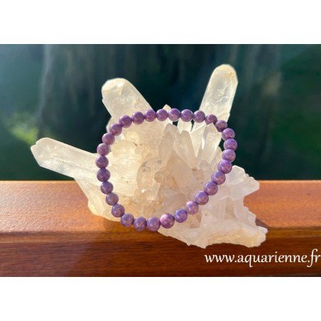 Bracelet en Phosposidérite, pierre violette assez rare, connue pour sa capacité à intensifier la croissance spirituelle.