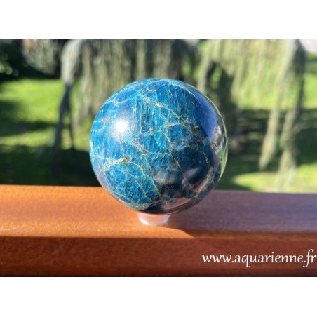 Apatite bleue de Madagascar, sphère polie main : 79 mm - 823g. Pierre de motivation, inspiration, détermination.