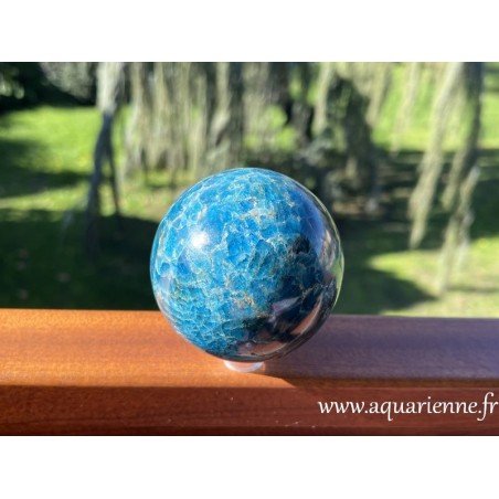 Explorez les nuances bleues uniques de cette sphère polie en Apatite de Madagascar. Pour déco, lithothérapie, énergétique.