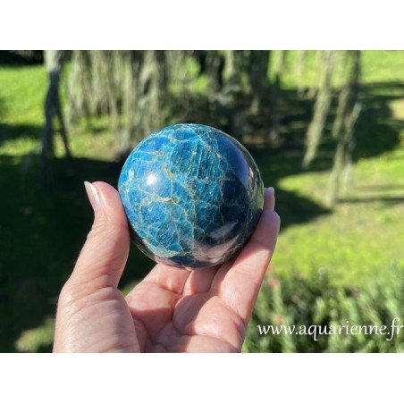 Apatite bleue, votre alliée pour la motivation et la détermination. Sphère de 79mm de diamètre, polie main.
