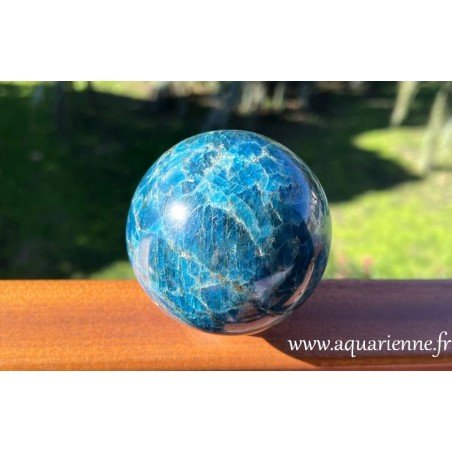 Apatite bleue de Madagascar, boule polie main de 823 g, capturée en pleine splendeur. Pierre reconstituante et de motivation.