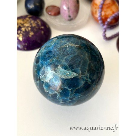 Apatite bleue de Madagascar, sphère de 823g polie main. Favorise l'équilibre des chakras de la gorge et du 3ème œil.