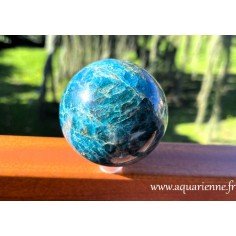 Sphère en Apatite bleue de Madagascar capturée en pleine splendeur. Source de reconstitution physique et spirituelle.