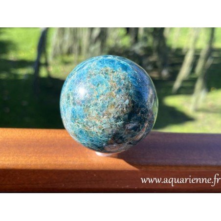 Apatite bleue de Madagascar, sphère polie main : 77 mm - 790g. Pierre de motivation, inspiration, détermination.