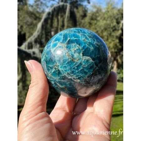 Apatite bleue de Madagascar, sphère polie main : 77 mm - 790g. Pierre de motivation, inspiration, détermination.