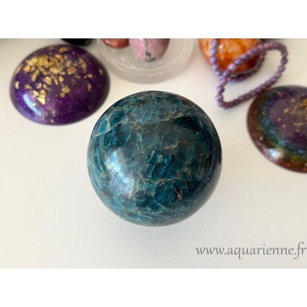 Découvrez cette belle boule en Apatite de Madagascar, une véritable merveille naturelle de 77 mm de diamètre, pesant 790g.